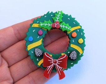 Christmas wreath brooch and necklace adaptor on acrylic / Xmas wreath brooch / 2 for 1 brooch and necklace / Acrylic xmas necklace gifts