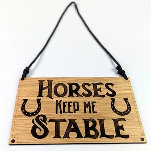 Les chevaux me gardent signe de porte en bois de chêne stable, cintre de porte de cheval, signe d'écuries de cheval, cadeau d'amant de cheval, cintres de décor stables image 1