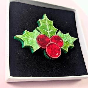 ヒイラギのブローチ クリスマス ピン、アクリル ヒイラギのジュエリー、クリスマス ブローチ、彼女へのプレゼント、植物のブローチ、ステートメント ブローチ、ヒイラギの葉のブローチ ベリー ピン