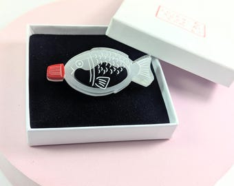 Soy Sauce fish bottle brooch Japanese bento acrylic pin / Japanese food lover brooch / sauce dispenser / sushi jewelry / sashimi shoyu-tai