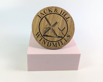 Posavasos de madera de roble Jack & Jill Windmills, posavasos pintado a mano de caridad west sussex, posavasos de madera Clayton Hassocks regalos