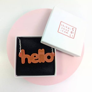 Collar &quot;Hola&quot; en acrílico translúcido rosa neón con cadena plateada / collar llamativo / collar de acrílico / collar con letras