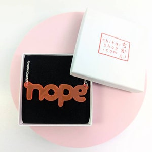 Collar Nope en acrílico translúcido rosa neón con cadena plateada / collar llamativo / collar de acrílico / collar con letras