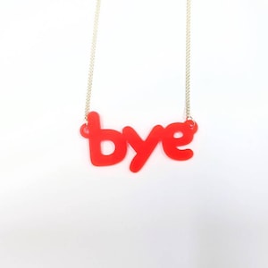 Collar Bye en acrílico translúcido rosa neón con cadena plateada / collar llamativo / collar de acrílico / collar con letras