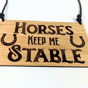 Les chevaux me gardent signe de porte en bois de chêne stable, cintre de porte de cheval, signe d'écuries de cheval, cadeau d'amant de cheval, cintres de décor stables image 4