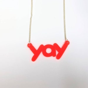 Collar Yay en acrílico translúcido rosa neón con cadena plateada / collar llamativo / collar de acrílico / collar con letras