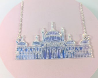 Collar Brighton Pavilion en acrílico transparente iridiscente con cadena plateada / collar llamativo / collar acrílico / Pabellón Real