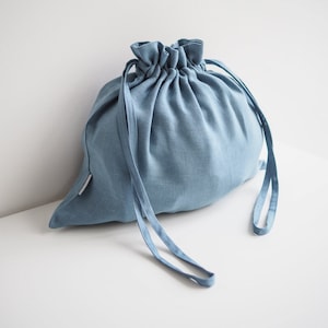 Leinenbeutel mit Kordelzug. Blauer Leinen Beutel für den Koffer.