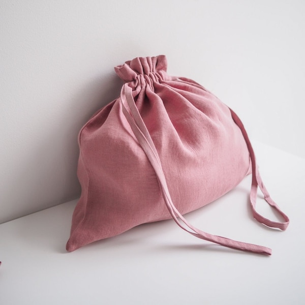 Linen drawstring bag. Linen pouch for a suitcase in dusty pink.