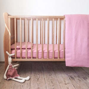 Spannbettlaken aus Leinen für ein Kinderbett. Rosa Laken für Babybetten. Bild 1