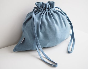 Sac à cordon en lin. Pochette en lin pour valise bleu poudré.