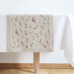 Runner da tavolo floreale. Runner da tavolo in lino con fiori. Runner solido ed elegante.