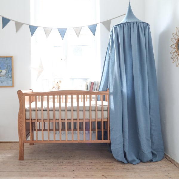 Auvent en lin pour chambre de garçon. Auvent pour bébé bleu poudré.