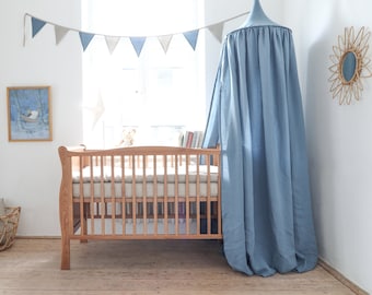 Baldachin aus Leinen für ein Babyzimmer. Betthimmel für Jungen in staubigem Blau.