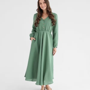 Leinenkleid für einen Hochzeitsgast in der Farbe Eukalyptusgrün. Leinenkleid Camellia.