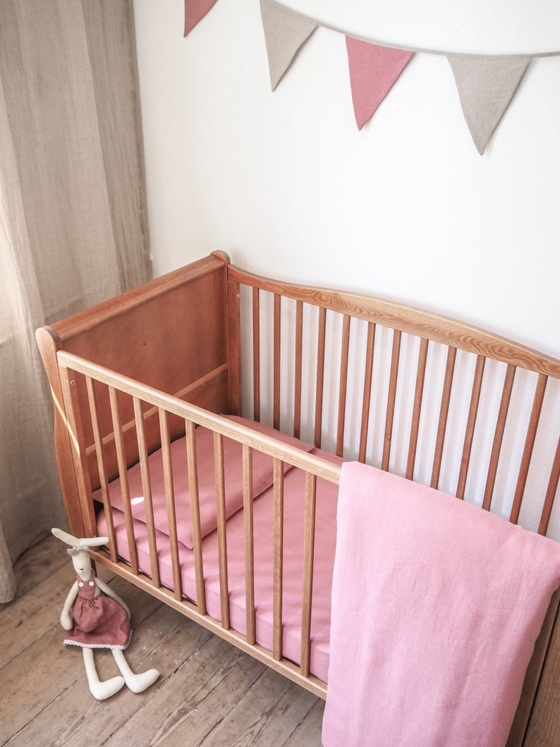 Spannbettlaken aus Leinen für ein Kinderbett. Rosa Laken für Babybetten. Bild 5