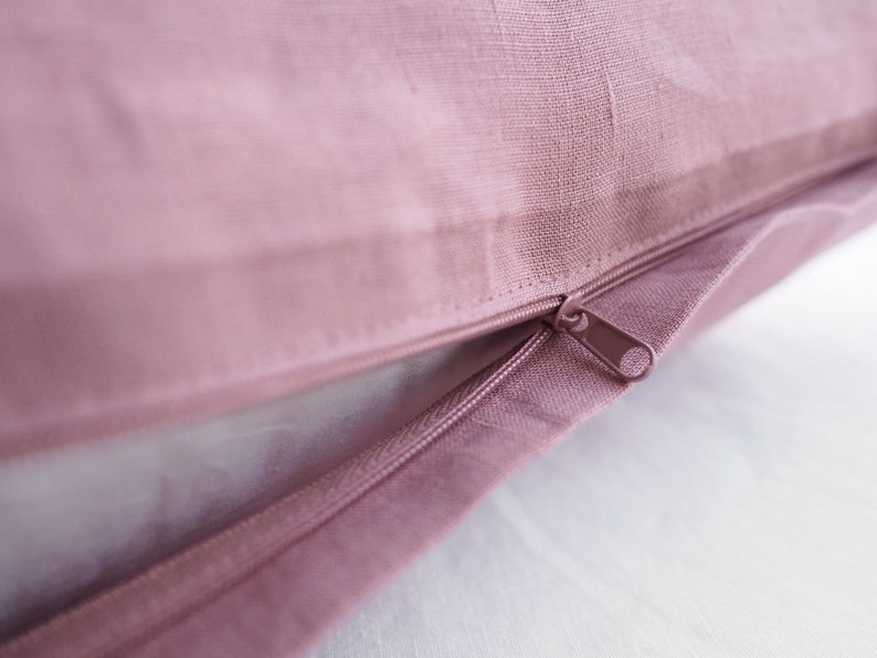 Kissenbezug aus Leinen in staubigem Rosa mit Reißverschluss. Kissenbezug aus Leinen. Bild 1