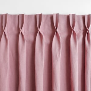 Cortinas plissadas francesas. Cortinas com pregas franzidas feitas de linho grosso.