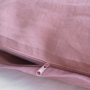 Kissenbezug aus Leinen in staubigem Rosa mit Reißverschluss. Kissenbezug aus Leinen. Bild 3