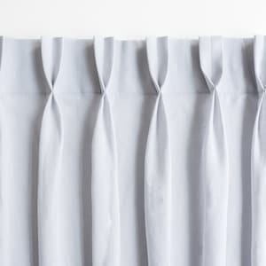 Cortinas com pregas duplas. Cortina francesa com pregas feita de linho grosso.