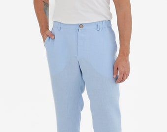 Puede incluir: Pantalón de lino azul claro con cierre de botón y pierna recta.