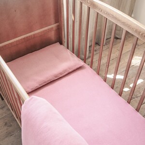 Spannbettlaken aus Leinen für ein Kinderbett. Rosa Laken für Babybetten. Bild 3