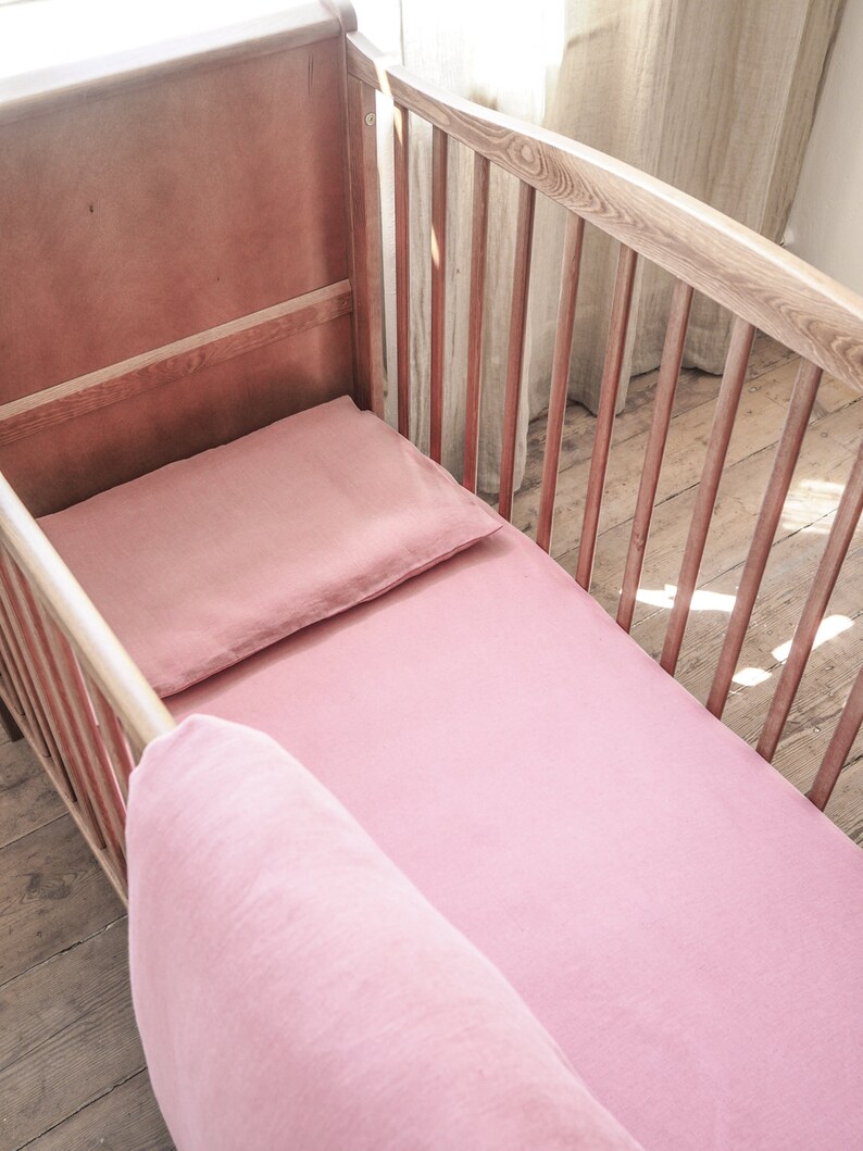 Spannbettlaken aus Leinen für ein Kinderbett. Rosa Laken für Babybetten. Bild 3