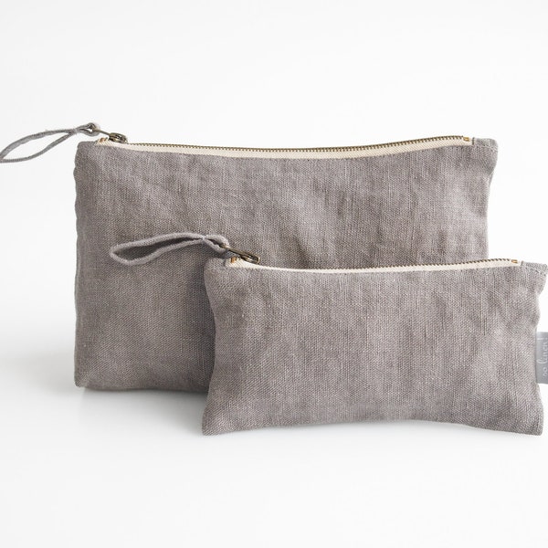 Organisateur de maquillage en lin. Pochette en lin avec fermeture éclair de couleur gris véritable.