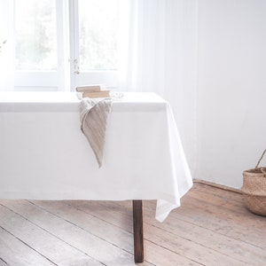 Tischdecke aus weißem Leinen. Tischdecke aus schwerem Leinen. Tischtuch aus schwerem Leinen