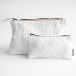 Trousse de maquillage en lin durable. trousse à maquillage en lin de couleur blanc pur.