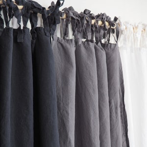 Puede incluir: Un conjunto de cortinas de lino en varios tonos de gris, negro y blanco. Las cortinas tienen un diseño sencillo con la parte superior fruncida y lazos.