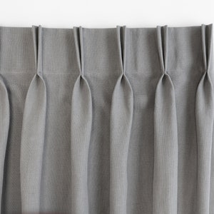 Cortinas com pregas. Cortinas francesas plissadas feitas de linho grosso.