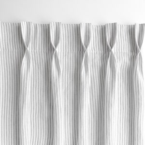 Cortinas com pregas franzidas. Cortina francesa com pregas feita de linho médio.