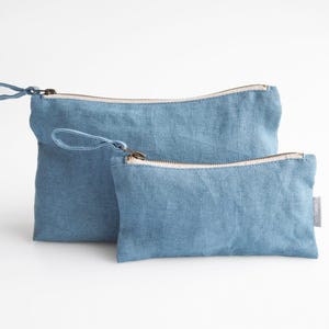 Bolsa de maquillaje de lino. Bolsa de maquillaje de lino hecha a mano en color azul polvoriento.