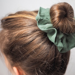 Peut inclure: Un chouchou en tissu vert pour les cheveux.