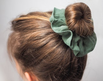 Eucalyptusgroene linnen scrunchie, natuurlijk linnen haarelastiekje, haaraccessoire voor dames, cadeaus voor haar