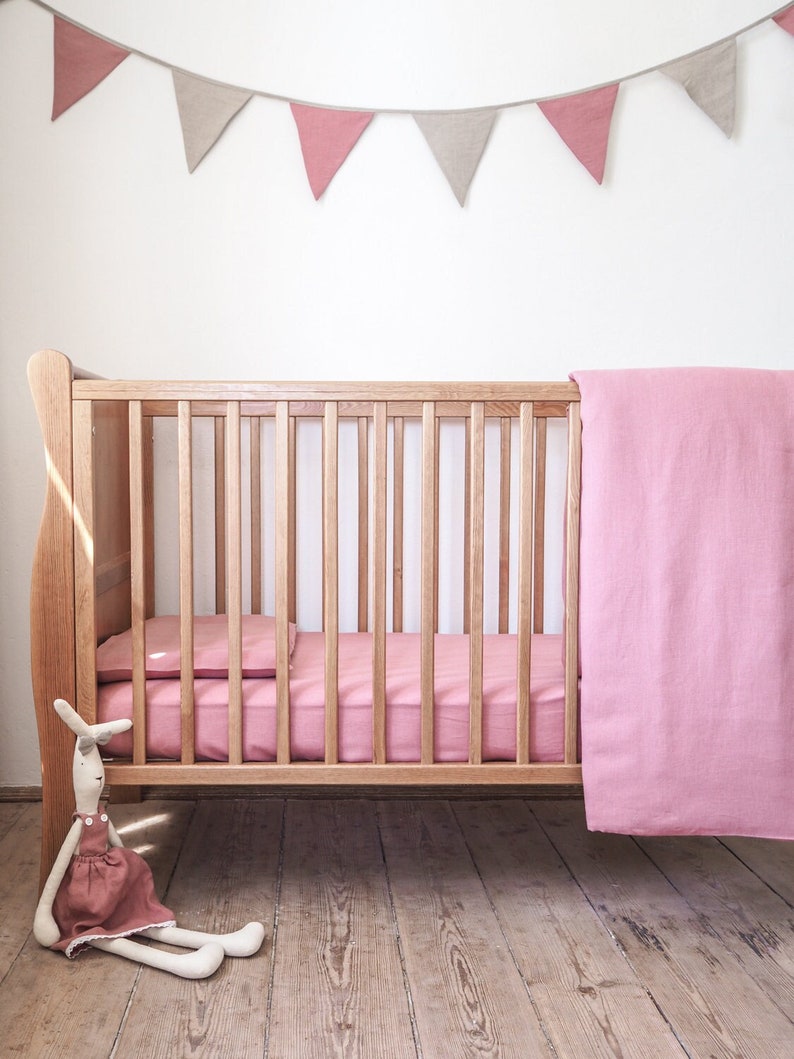 Spannbettlaken aus Leinen für ein Kinderbett. Rosa Laken für Babybetten. Bild 1