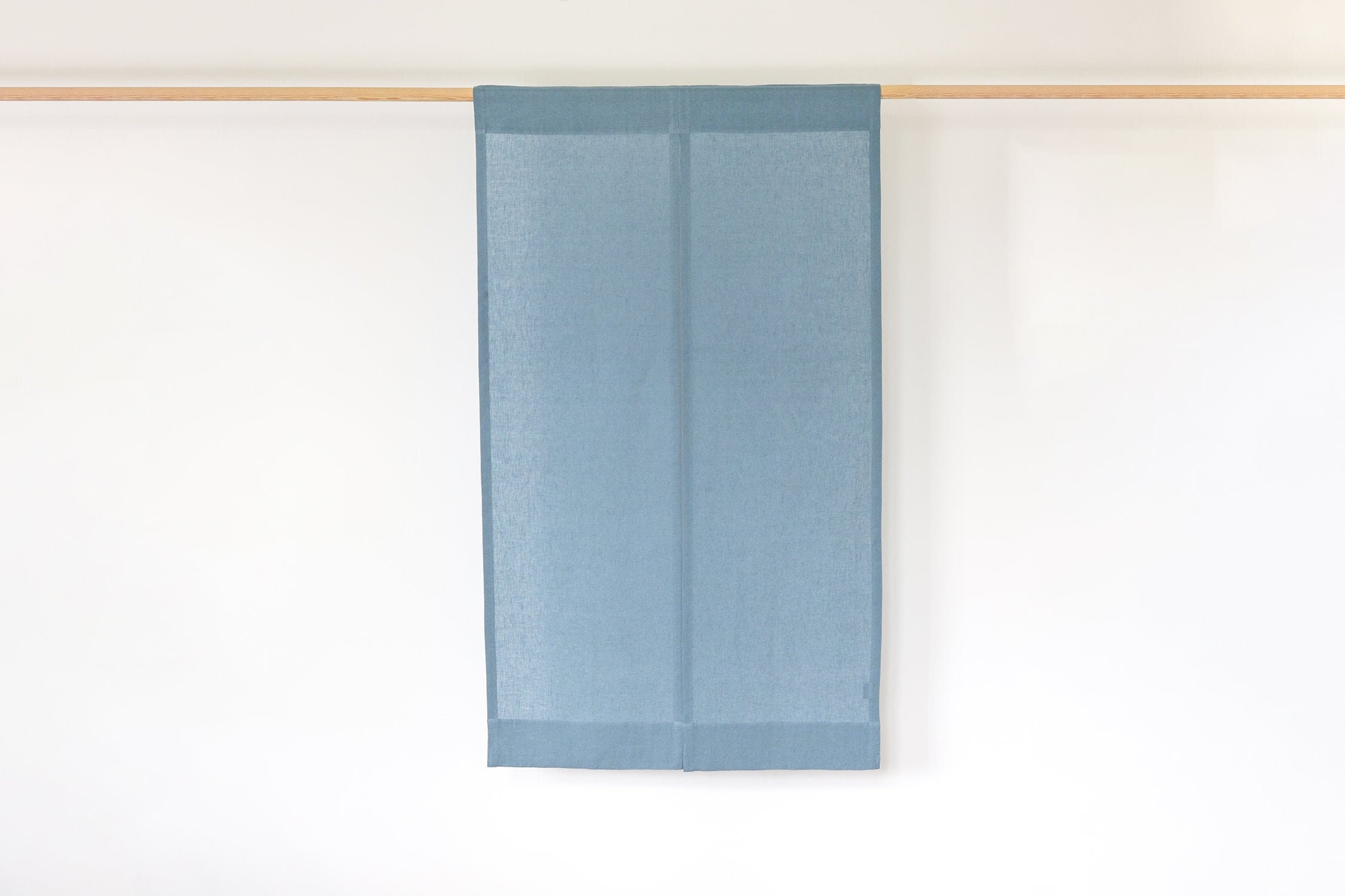 Divisores de ambientes de estilo japonés, cortinas de lino noren en azul polvoriento, cortinas de lino para puerta.