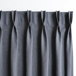 Cortinas plissadas francesas. Cortinas plissadas feitas de linho grosso.
