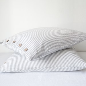 Funda de almohada de lino a rayas grises con botones de coco. Ropa de cama de lino a rayas.