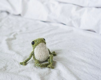 Five Frogs BREIEN KIT - Claire Garland Dot Pebbles Knits Collaboration - Alles wat je nodig hebt van de hoogste kwaliteit om Little Frog DIY Kit te breien