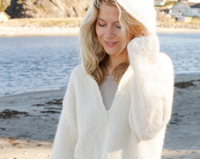 Fluffy Hoodie Sweater KNITTING KIT Ever Ready - Super soft fluffy Alpaca + Merino yarn! Everything you need to make this slouchy hoody top