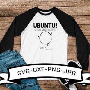 Puede incluir: Una camiseta de manga larga blanca y negra con un diseño gráfico en blanco y negro. El diseño gráfico presenta un círculo con tres puntos y el texto "Ubuntu! Yo soy porque somos - #UbuntuCulture". La camiseta está sobre una superficie de madera con un jean azul y un par de zapatos.