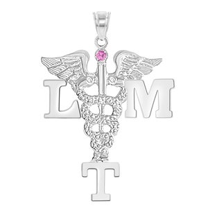 K&ouml;nnte beinhalten: Silberner medizinischer Caduceus-Anh&auml;nger mit einem rosafarbenen Edelstein, den Buchstaben LMT und einem T unter dem Caduceus.