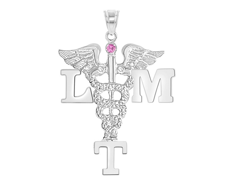 K&ouml;nnte beinhalten: Silberner medizinischer Caduceus-Anh&auml;nger mit einem rosafarbenen Edelstein, den Buchstaben LMT und einem T unter dem Caduceus.