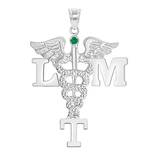 K&ouml;nnte beinhalten: Silberner Anh&auml;nger mit einem medizinischen Caduceus-Symbol, einem gr&uuml;nen Edelstein und den Buchstaben LMT. Der Caduceus ist eine Schlange, die um einen Stab mit Fl&uuml;geln gewickelt ist.