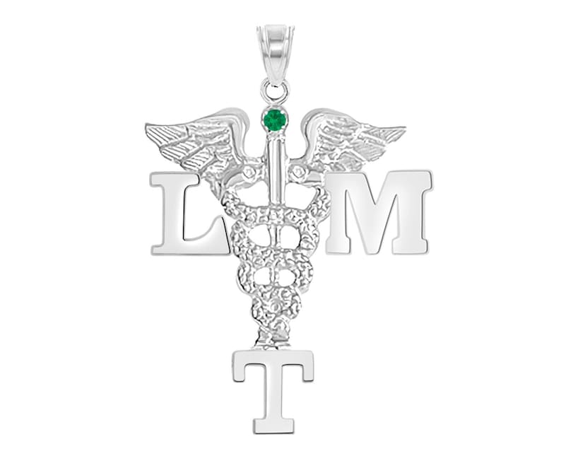 K&ouml;nnte beinhalten: Silberner Anh&auml;nger mit einem medizinischen Caduceus-Symbol, einem gr&uuml;nen Edelstein und den Buchstaben LMT. Der Caduceus ist eine Schlange, die um einen Stab mit Fl&uuml;geln gewickelt ist.