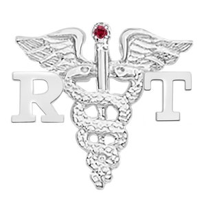 Könnte beinhalten: Silberne medizinische Caduceus-Anstecknadel mit einem roten Edelstein, mit den Buchstaben "RT" rechts und "R" links.