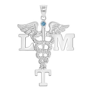 K&ouml;nnte beinhalten: Silberner Anh&auml;nger mit einem medizinischen Caduceus-Symbol, einem blauen Edelstein und den Buchstaben LMT.