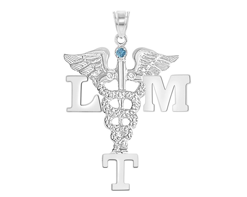 K&ouml;nnte beinhalten: Silberner Anh&auml;nger mit einem medizinischen Caduceus-Symbol, einem blauen Edelstein und den Buchstaben LMT.